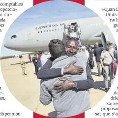  ?? Reuters ?? Un evacuat del Sudan és abraçat després de desembarca­r d’un avió espanyol a Torrejón de Ardoz (Madrid).