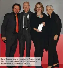  ??  ?? Rosa Tous recogió el premio a la Ejecutiva del Año de manos de sus padres, Rosa Oriol y Salvador Tous, fundadores de Tous.