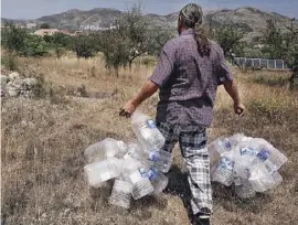  ??  ?? Die Spanier kaufen täglich zehn Millionen Plastik-Getränkefl­aschen.