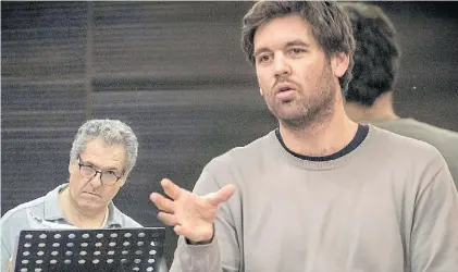  ??  ?? Ensayo. El director musical Pablo Druker da una indicación; atrás, lo escucha el solista Víctor Torres.