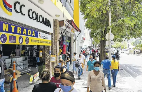  ?? ARCHIVO ?? Varias personas caminan por locales del Centro de Barranquil­la con los protocolos de biosegurid­ad.
