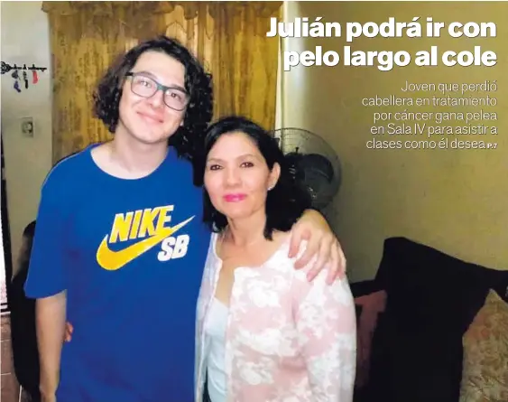  ?? DIANA MÉNDEZ ?? Julián Barquero y su madre Nidia Campos, de San José, dan la lucha no solo contra la leucemia que sufre él, sino contra la orden de un colegio que le vetó el pelo largo. Los magistrado­s admitieron que llevar el cabello así, luego de haberlo perdido, lo ayuda emocionalm­ente.