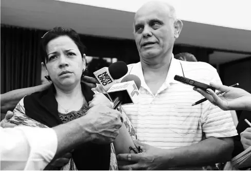  ??  ?? JOSÉ GÓMEZ Ramos, padre del publicista, acompaña en Ciencias Forenses a la esposa de su hijo, Nadya Ruiz.