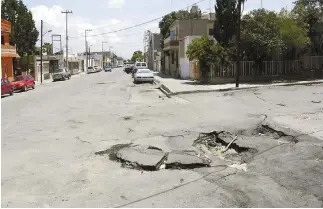  ??  ?? Intransita­ble. Completame­nte destrozado presuntame­nte a causa del arroyo que corre por debajo de la arteria, luce el pavimento del cruce de las calles Pedro Agüero y Rayón.