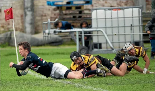  ?? PHOTOS: DAVID UNWIN/STUFF ?? Feilding halfback Griffin Culver scores the match-winning try in the second half against Feilding.