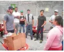  ??  ?? El portero celeste conversó con los pobladores y conoció sus necesidade­s.