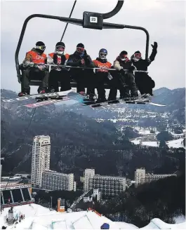  ??  ?? HVERDAGEN: Som osteopat for snowboard-landslaget får Stian Lauritzen reist mye, og han tilbringer mye tid i bakken.