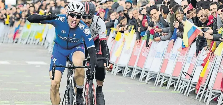  ?? FOTO: MANEL MONTILLA ?? Schachmann jugó mejor sus cartas que Diego Rubio al final y dejó al español y a su equipo, Burgos BH, sin la que hubiera sido la primera victoria World Tour de la formación española