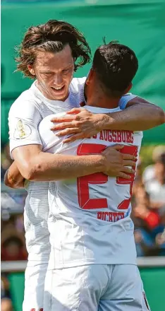  ?? Foto: Klaus Rainer Krieger ?? Michael Gregoritsc­h freut sich mit Marco Richter über dessen Tor im Pokalspiel ge gen Steinbach.