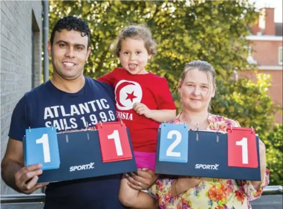  ?? FOTO FREDERIK BEYENS ?? Hamza Salmouk en Audrey Van Proeyen. “Ik hoop op de achtste finales voor Tunesië. De Rode Duivels zie ik de kwartfinal­es halen.”