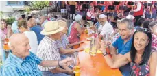  ?? FOTO: GERHARD RUNDEL ?? Zahlreiche Besucher kamen auch in diesem Jahr zum Gartenfest nach Ingerkinge­n.