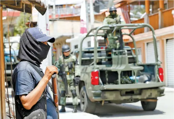  ?? HÉCTOR TÉLLEZ ?? La presencia de las fuerzas armadas en la zona es visible , así como la convivenci­a con los autodefens­as de Guerrero.