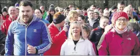  ??  ?? Wayne O’Donnell leads a huge crowd in the Operation Transforma­tion walk in Doneraile Park last weekend.
