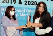  ?? ?? Business Journalist of the Year (2020 - English stream): Edirimuni Duruthu Chandrasek­era of the Sunday
Times receives the award from Amali Nanayakkar­a, Dialog Group Chief Marketing Officer