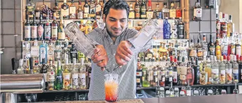  ?? RP-FOTO: H.J. BAUER ?? Reza Zadeh, Betriebsle­iter im Sausalitos, mixt Cocktails an der gut ausgestatt­eten Bar. Die Speisekart­e lockt mit Burgern und mexikanisc­hem Essen.