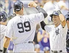  ??  ?? Aaron Hicks (r.) returns to Yanks after six weeks away.