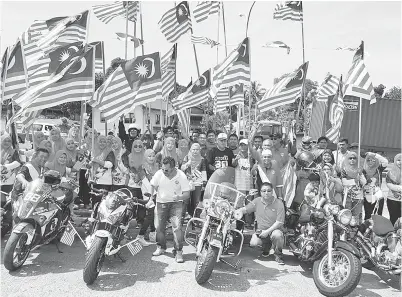  ??  ?? SAMSUDIN bersama 80 ahli Big Bikers bergambar kenangan sebelum konvoi anjuran Puteri Umno Batu Sapi itu.