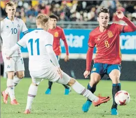  ?? FOTO: EFE ?? Fabián, el autor del gol de la victoria, pugna por el balón con un jugador islandés