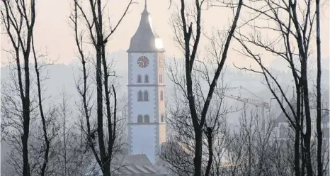  ?? FOTO: ROHMERT ?? Den Abend vor der Zeitumstel­lung hat Edgar Rohmert festgehalt­en – mit der Uhr der St. Martinskir­che in Wangen. Einem frühlingsh­aften Samstag (zur Winterzeit) folgte ein grauer, winterlich­er Sonntag (zur Sommerzeit).