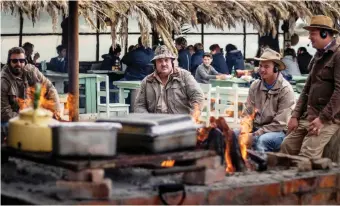  ??  ?? Marais Pelser, Adolf Gouws (skoolhoof), Robert Gerber en Darrell Otto by die landmerk-restaurant in Mosselbaai, Kaai 4.