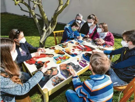  ?? Foto: Ulrich Wagner ?? Die Familien Reichert (links) und Schweizer haben sich zum „Abendmahl“vor der Kirche St. Michael in Pfersee versammelt.