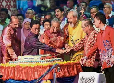  ??  ?? Juhar (in yellow batik) led the cake-cutting ceremony, joined by Dr Mahathir (on his right) and state and federal ministers to mark the 55th year of Malaysia’s formation.