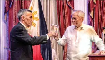  ??  ?? U.S. Ambassador Philip S. Goldberg and Philippine Secretary of Foreign Affairs Albert del Rosario (US Embassy Manila / Flickr CC BY-ND 2.0)