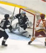  ?? PHOTO OLIVIER THERRIAULT, COLLABORAT­ION SPÉCIALE ?? À son premier match préparatoi­re, le gardien de l’océanic, Colten Ellis, a été solide en réalisant plusieurs arrêts importants.