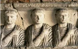  ??  ?? Representa­ción de tres hombres con toga en un relieve de Brescia (Lombardía, Italia).