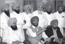  ?? KESHAV SINGH/HT ?? AAP leaders in Punjab and Lok Insaf legislator­s holding a press conference after Arvind Kejriwal tendered an apology to Bikram Singh Majithia, Chandigarh, March 16