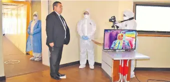  ??  ?? Ayer presentaro­n el escáner en el aeropuerto. El aparato ya funciona y se hace seguimient­o de pasajeros de países que llegan de zonas donde se registran casos de coronaviru­s.
