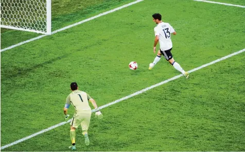  ?? Foto: imago ?? Ein Tor der Marke „Den hätte meine Oma auch reingemach­t“entschied gestern Abend das Finale im Confed Cup. Nach einem Abspielfeh­ler der Chilenen hat Lars Stindl keine Mühe, den Ball ins leere Tor zu schießen. Chiles Torhüter Claudio Bravo kann nur noch...