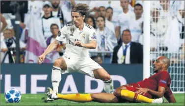  ??  ?? MODRIC FUE EL MEJOR. Dispone de todos los recursos y no pierde en tonterías.