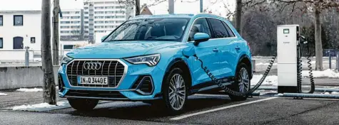  ?? Foto: Audi AG ?? Hybriden mögen keinen Winter: Rechnerisc­h kommt der Q3 rein elektrisch 50 Kilometer weit. Bei Kälte jedoch schrumpft die Distanz.