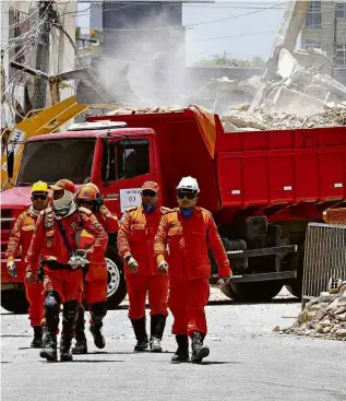  ?? Mauri Melo/O Povo/Folhapress ?? ÚLTIMOS DOIS CORPOS SÃO ENCONTRADO­S EM FORTALEZA
Os bombeiros localizara­m neste sábado (19) os últimos dois corpos que permanecia­m desapareci­dos no sob os escombros do prédio que desabou há cinco dias em Fortaleza (CE). Com isso, encerram-se as buscas no local