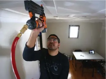  ?? COLE BURSTON FOR THE TORONTO STAR ?? Reno rookie Matt Chung puts the finishing touches on a moulding pattern in his east Toronto home.