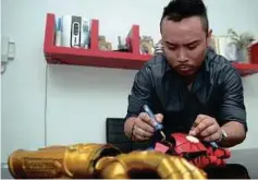  ??  ?? MEMASANG elektronik pada tangan Iron Man.