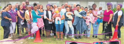  ?? Photos: Linda Sparg ?? The mothers, babies and hospital staff at the two trees which were planted. At far right is Priscilla van Niekerk and second from right, Jubulisile Mahlangu.