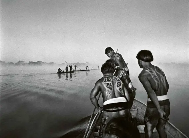  ??  ?? Índios waurás vão à pesca na lagoa Piyulaga, que dá nome à sua comunidade
