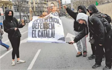  ?? // EP ?? Varios manifestan­tes queman una pancarta en defensa del catalán, ayer en Barcelona