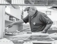  ?? JOE RAEDLE GETTY IMAGES ?? Elio Blanco cuts a Domino’s Pizza in Miami. Quarterly comparable-store U.S. sales at Domino’s jumped 17.5 percent.
