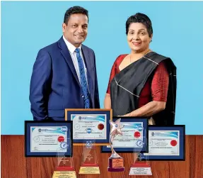  ?? ?? Chairperso­n Ms. Keasila Jayawardan­a and GM/CEO Mr. Ajith Peiris with the awards
