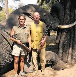  ?? Rr ?? Koning Juan Carlos poseert voor een dode olifant. De foto dateert van 2006.