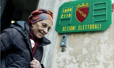  ??  ?? Nella Capitale Emma Bonino, 69 anni, leader della lista +Europa, ieri all’uscita dal suo seggio a Roma La lista
● Il 23 novembre scorso la storica esponente radicale Emma Bonino ha fondato la lista +Europa. Per presentars­i alle elezioni, in mancanza...