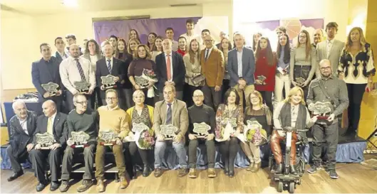  ?? NURIA SOLER ?? Foto de familia de todos los premiados en la gala de ayer.