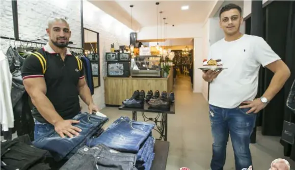 ?? FOTO DIRK KERSTENS ?? Tarik Jaaidi (28) en Jaber Maqrane (29) runnen samen een kledingwin­kel voor mannen.