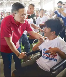  ?? ?? Sen. Bong Go talks to a resident of Barangay San Vicente in Umingan, Pangasinan, where he attended the groundbrea­king of a Super Health Center on Tuesday.