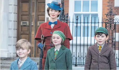  ?? FOTO: JAY MAIDMENT ?? Mary Poppins kehrt zurück – und steht diesmal George (Joe Dawson), Annabel (Pixie Davies) und John (Nathanael Saleh) zur Seite. Emily Blunt erweist sich in dem Klassiker-Sequel, das diesen Donnerstag in den Kinos anläuft, als würdige Nachfolger­in von Julie Andrews.