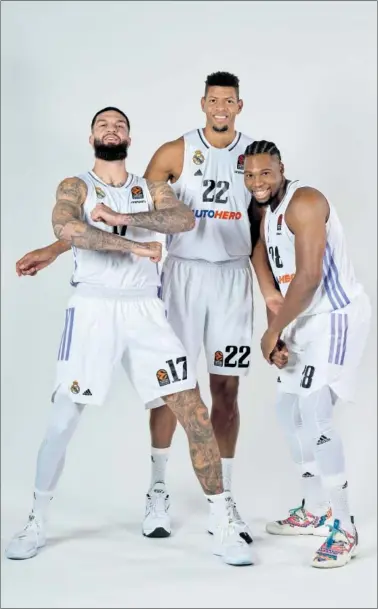  ?? ?? Vincent Poirier, Edy Tavares y Guerschon Yabusele posan con gesto divertido en la presentaci­ón de la Euroliga.