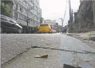  ?? SEVERINO SILVA ?? Cápsula encontrada no chão da avenida depois do tiroteio entre bandidos e policiais militares